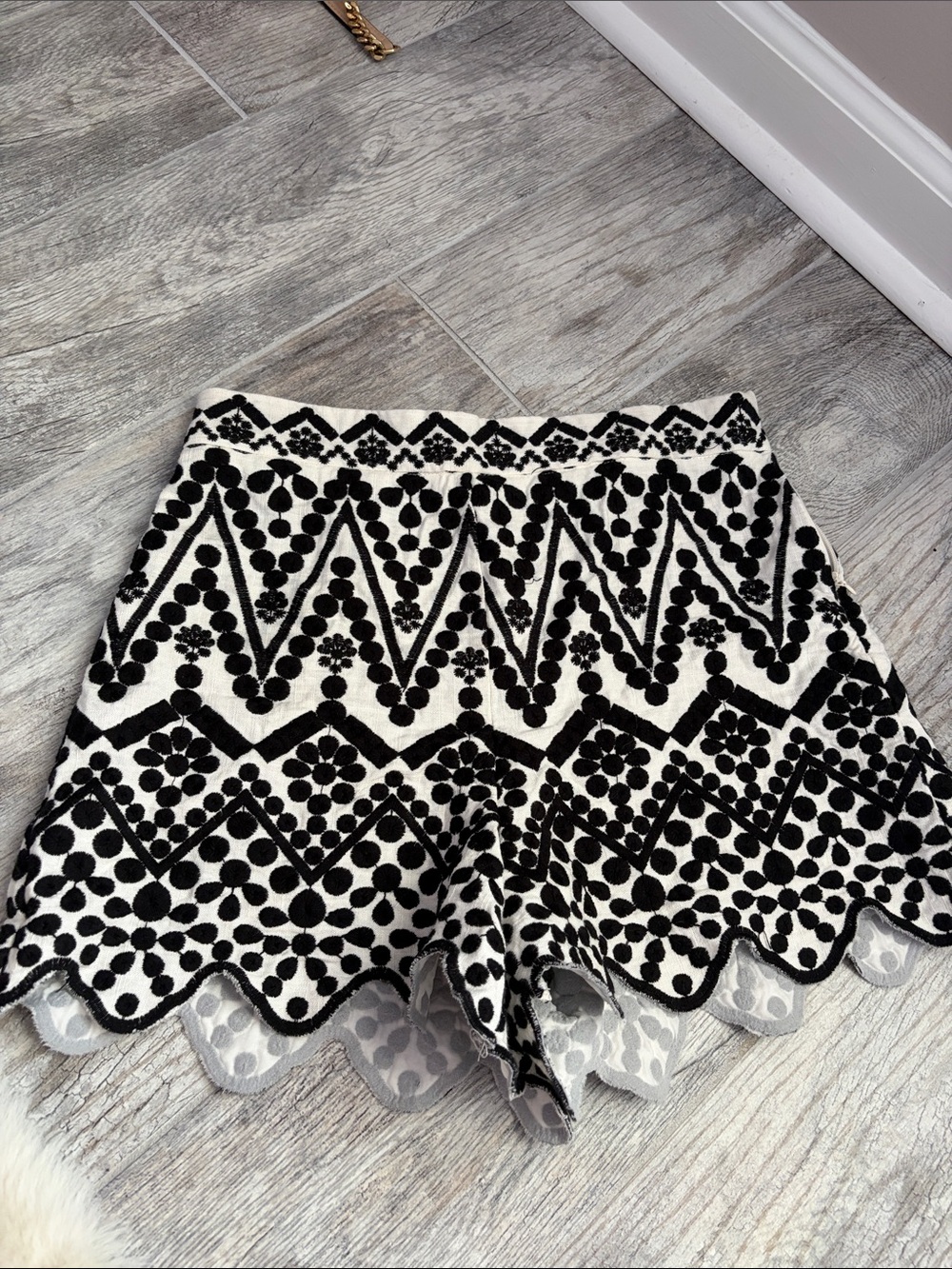 Amisu Black and White Embroidered High-Waist Scallop Hem Shorts